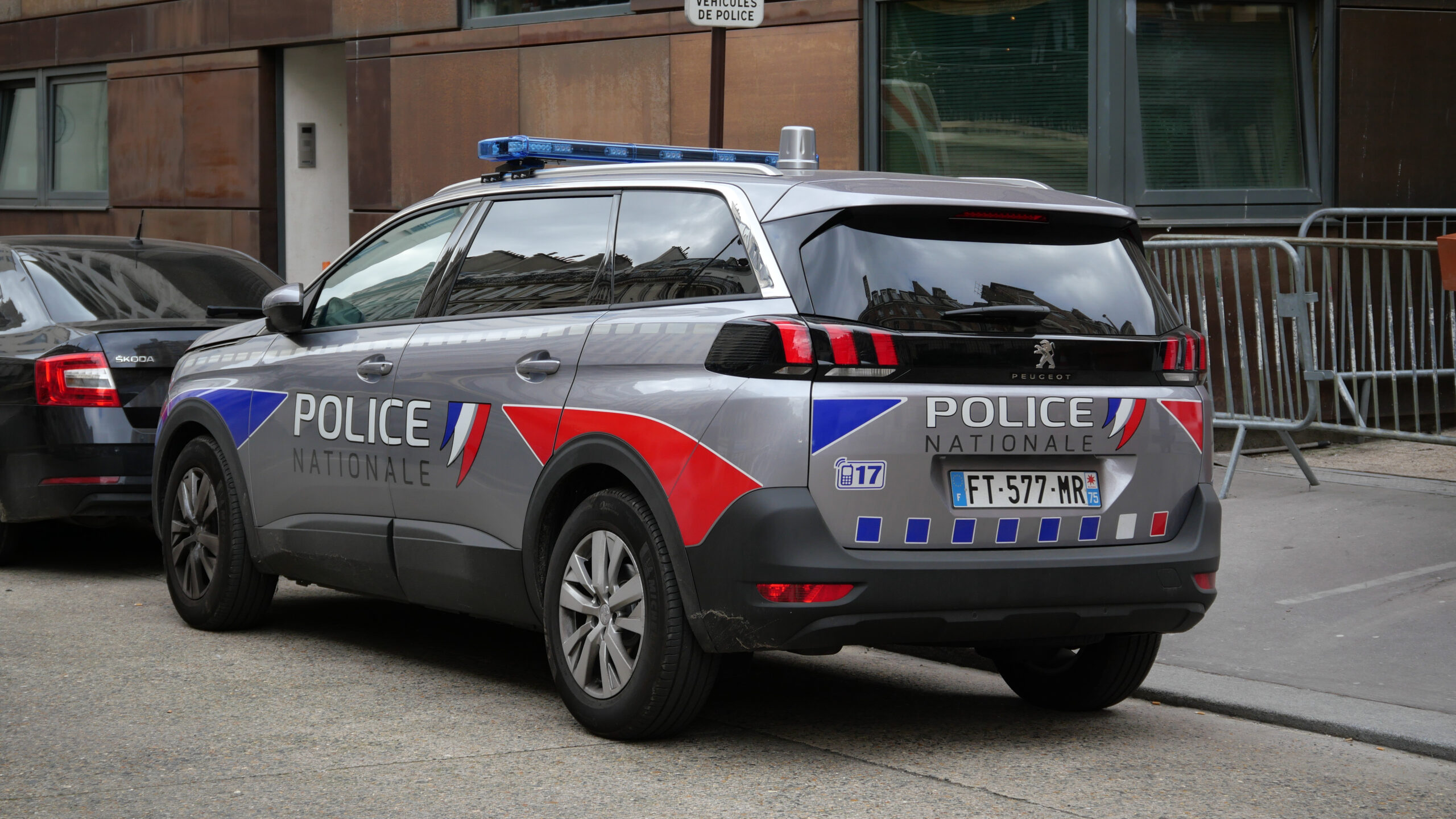 Un policier surpris en train de feuilleter « La servitude volontaire »